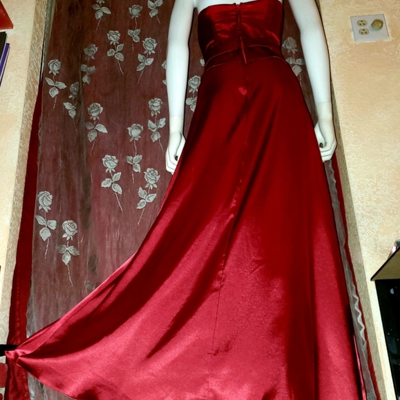 ❤NWOT- Gorgeous Red Satin Strapless Gown w/ Belted Waist ❤ - Picture 12 of 15